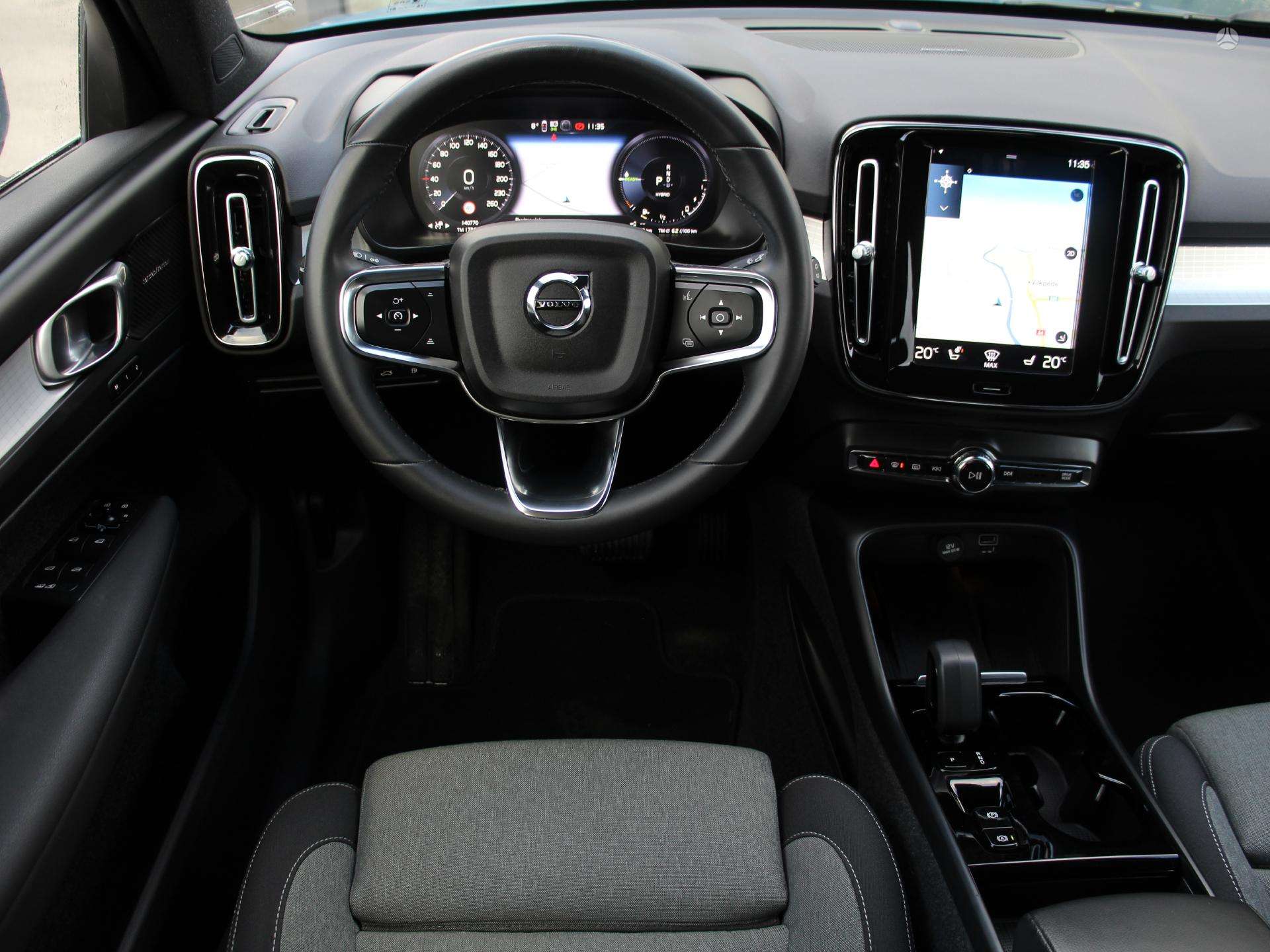 Naudoti Volvo XC40 automobiliai