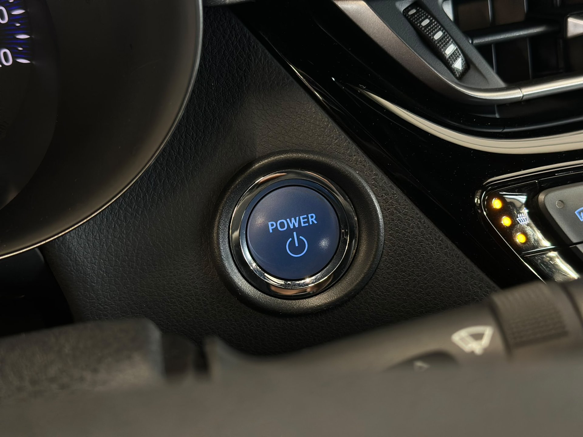 Naudoti Toyota C-HR automobiliai