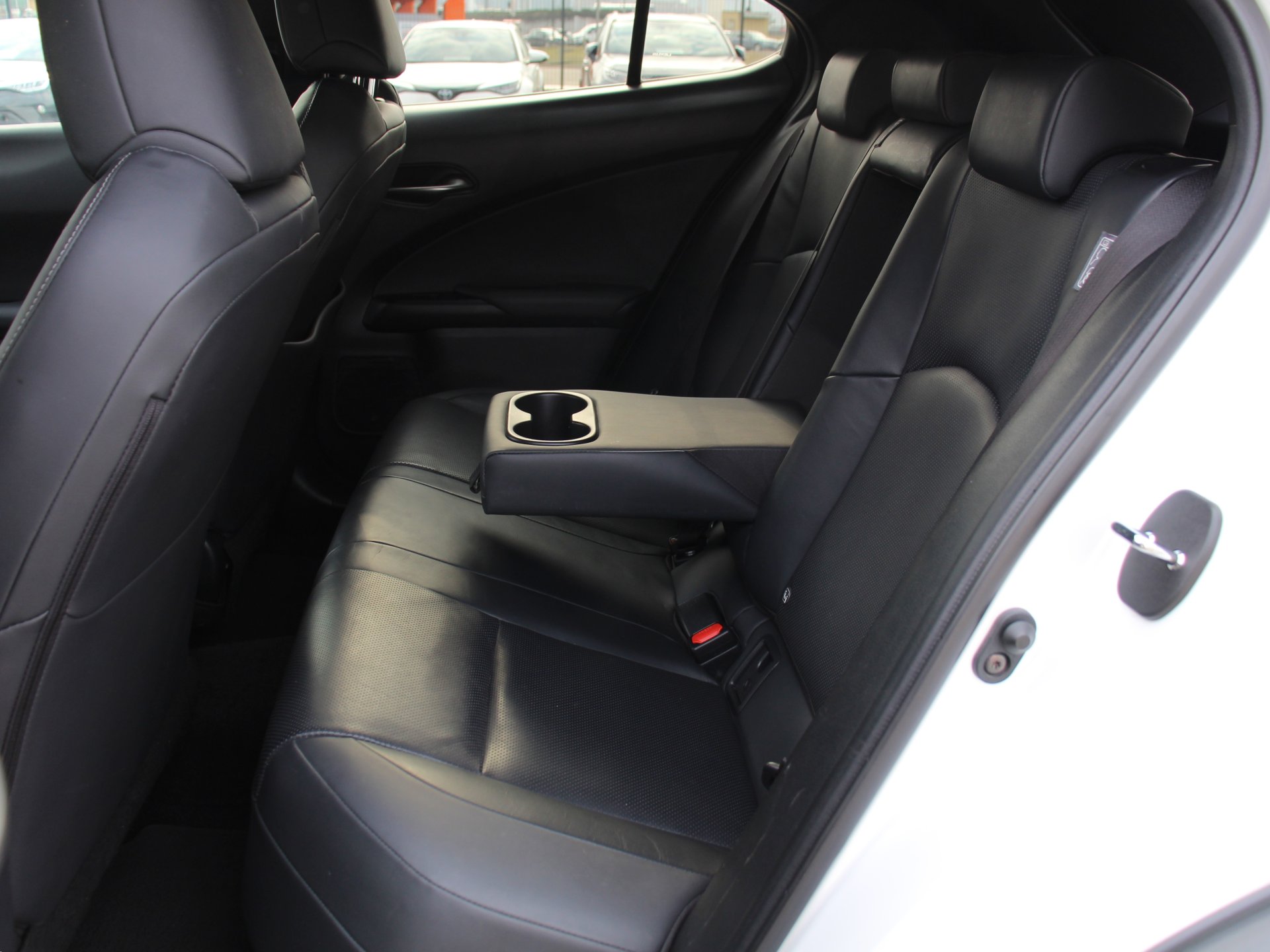 Naudoti Lexus UX 300e automobiliai