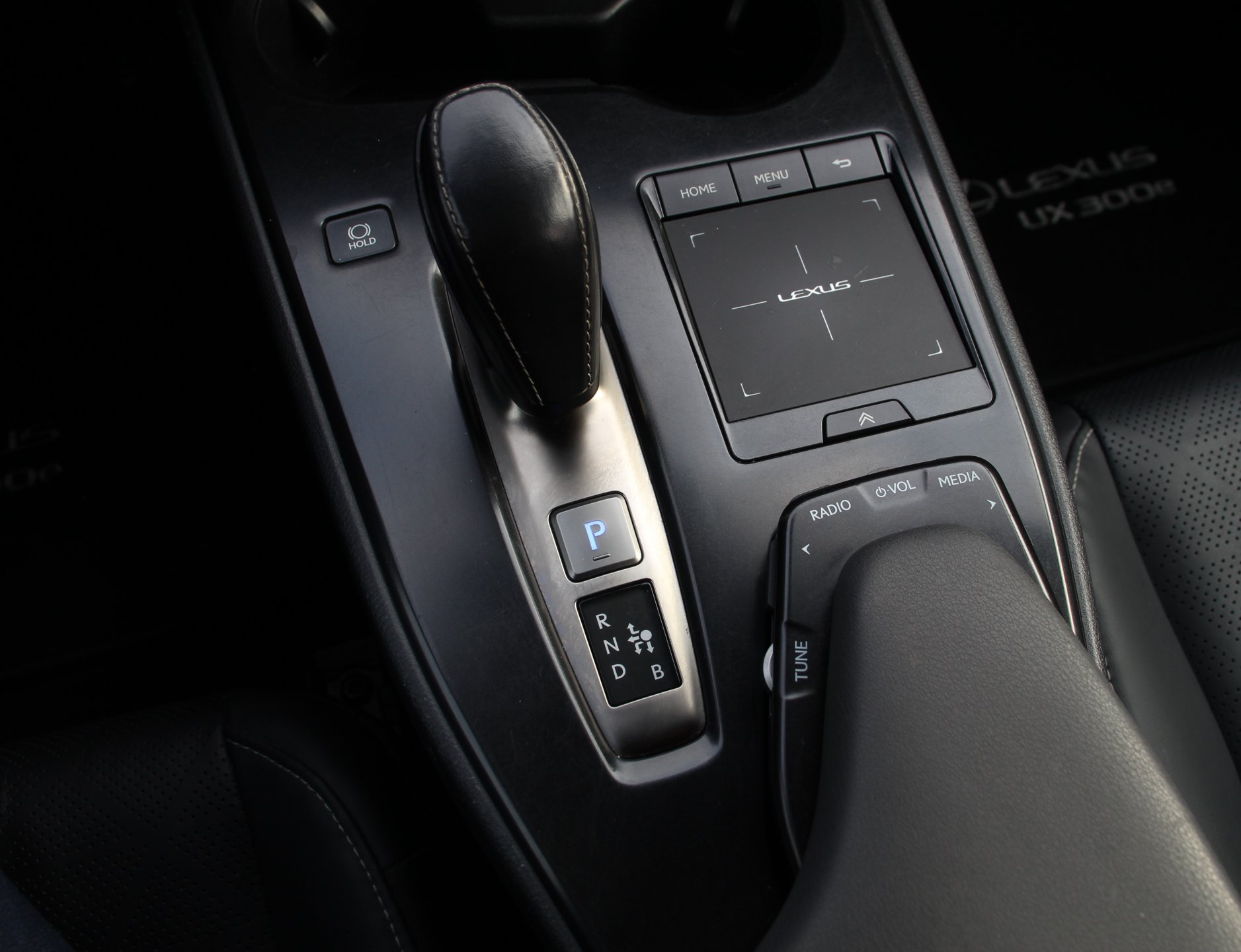 Naudoti Lexus UX 300e automobiliai