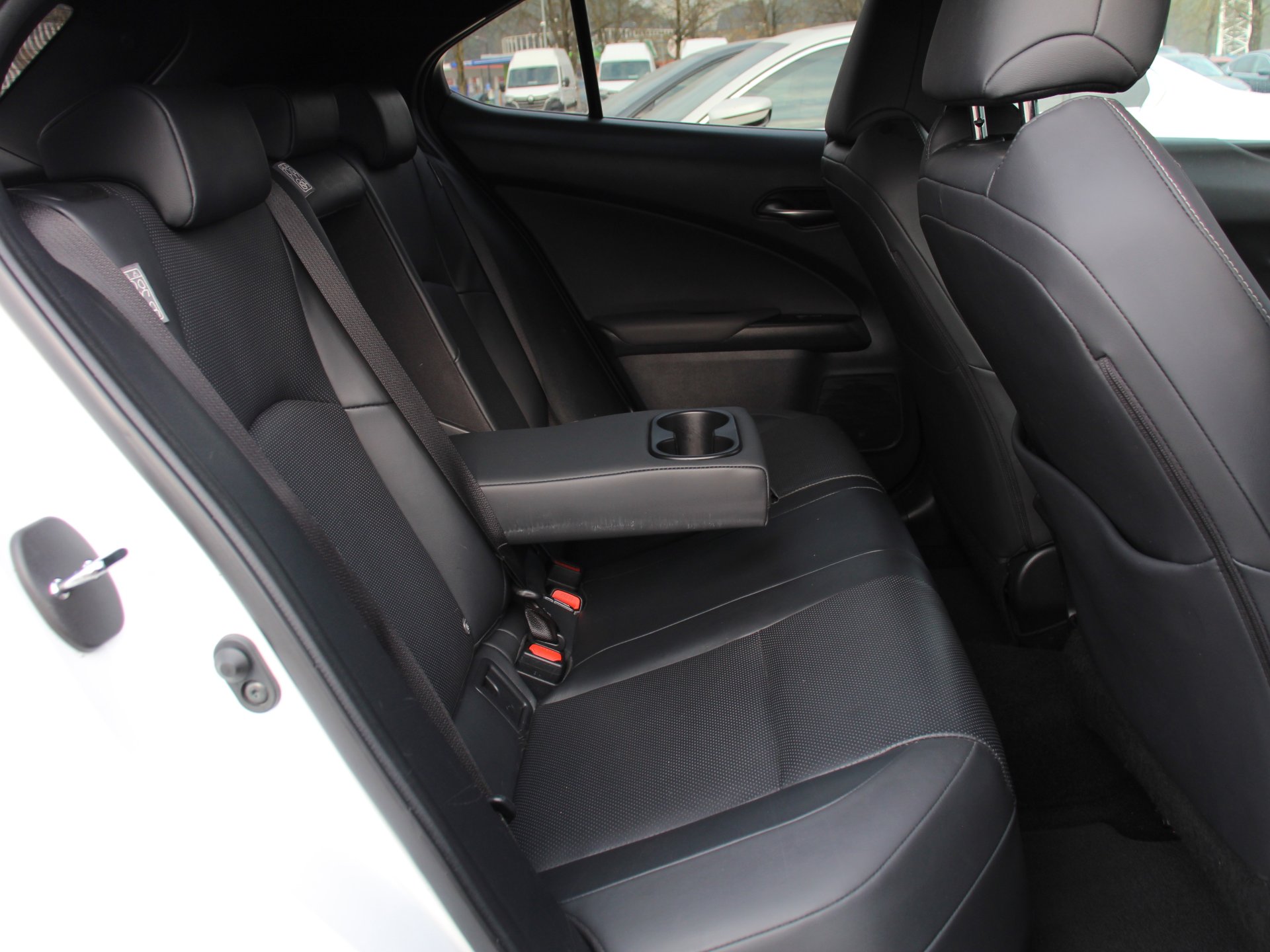 Naudoti Lexus UX 300e automobiliai