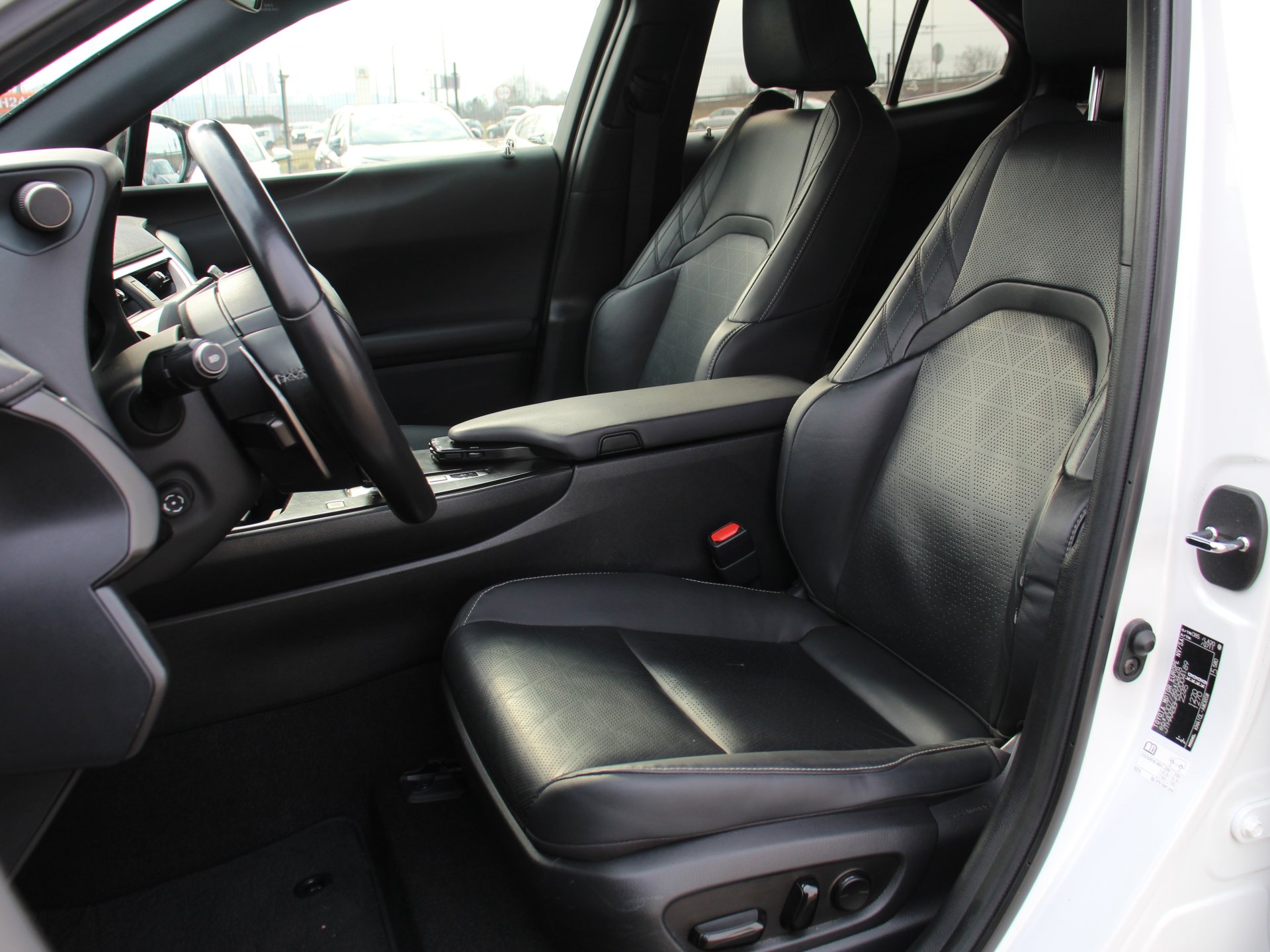 Naudoti Lexus UX 300e automobiliai