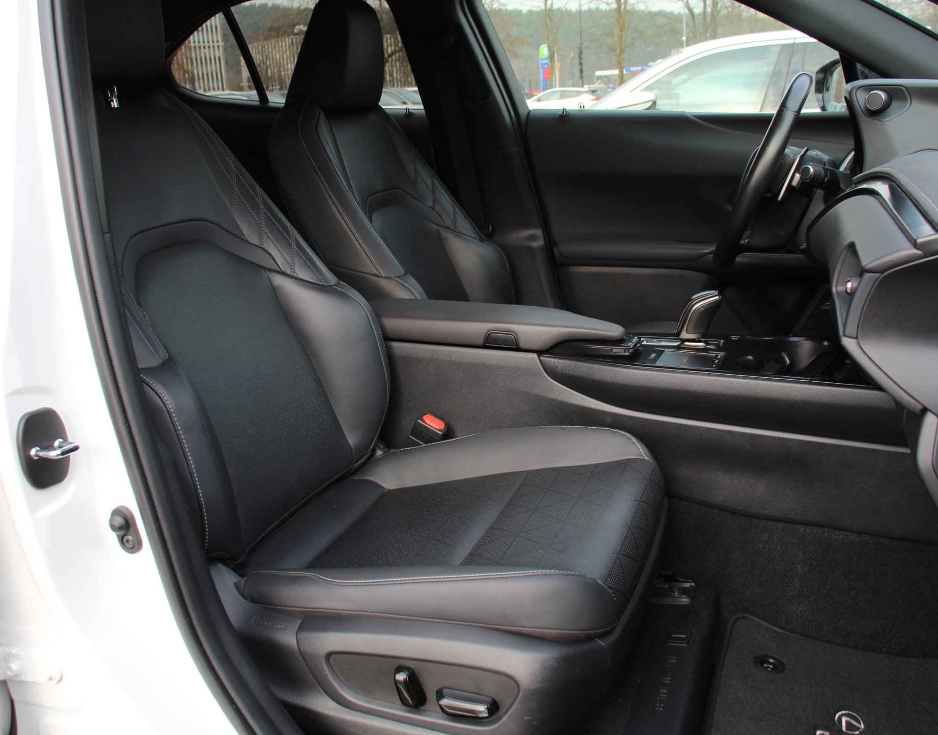 Naudoti Lexus UX 300e automobiliai