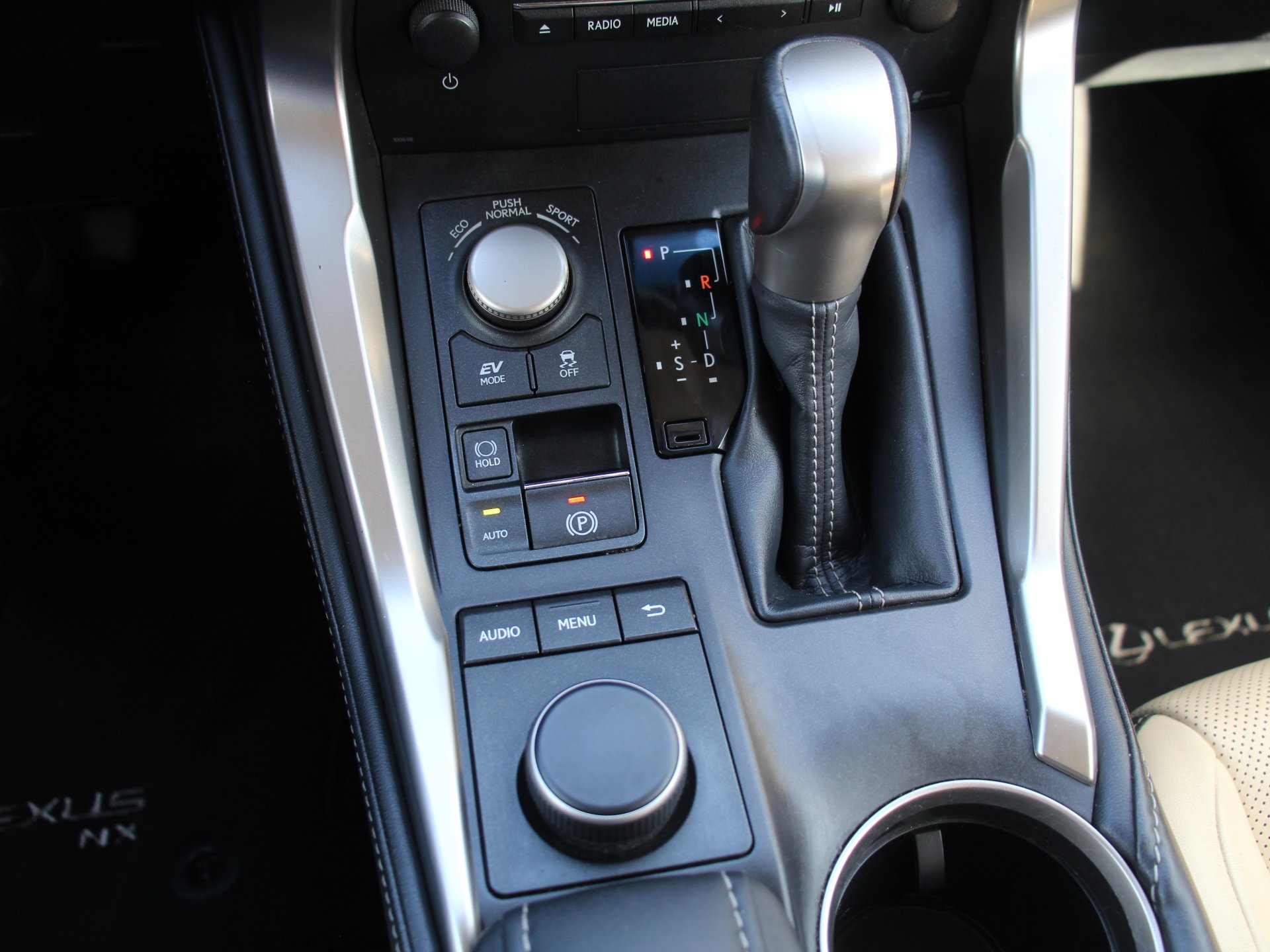 Naudoti Lexus NX 300h automobiliai