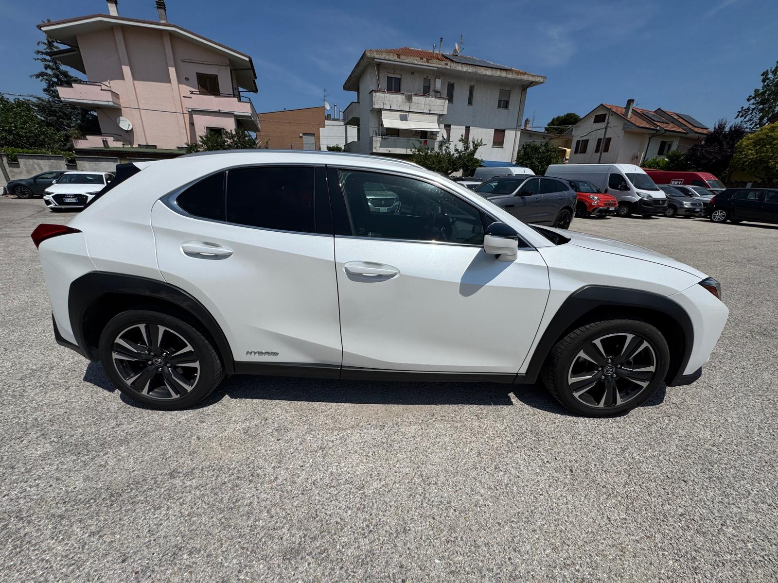 Naudoti Lexus UX 250h automobiliai
