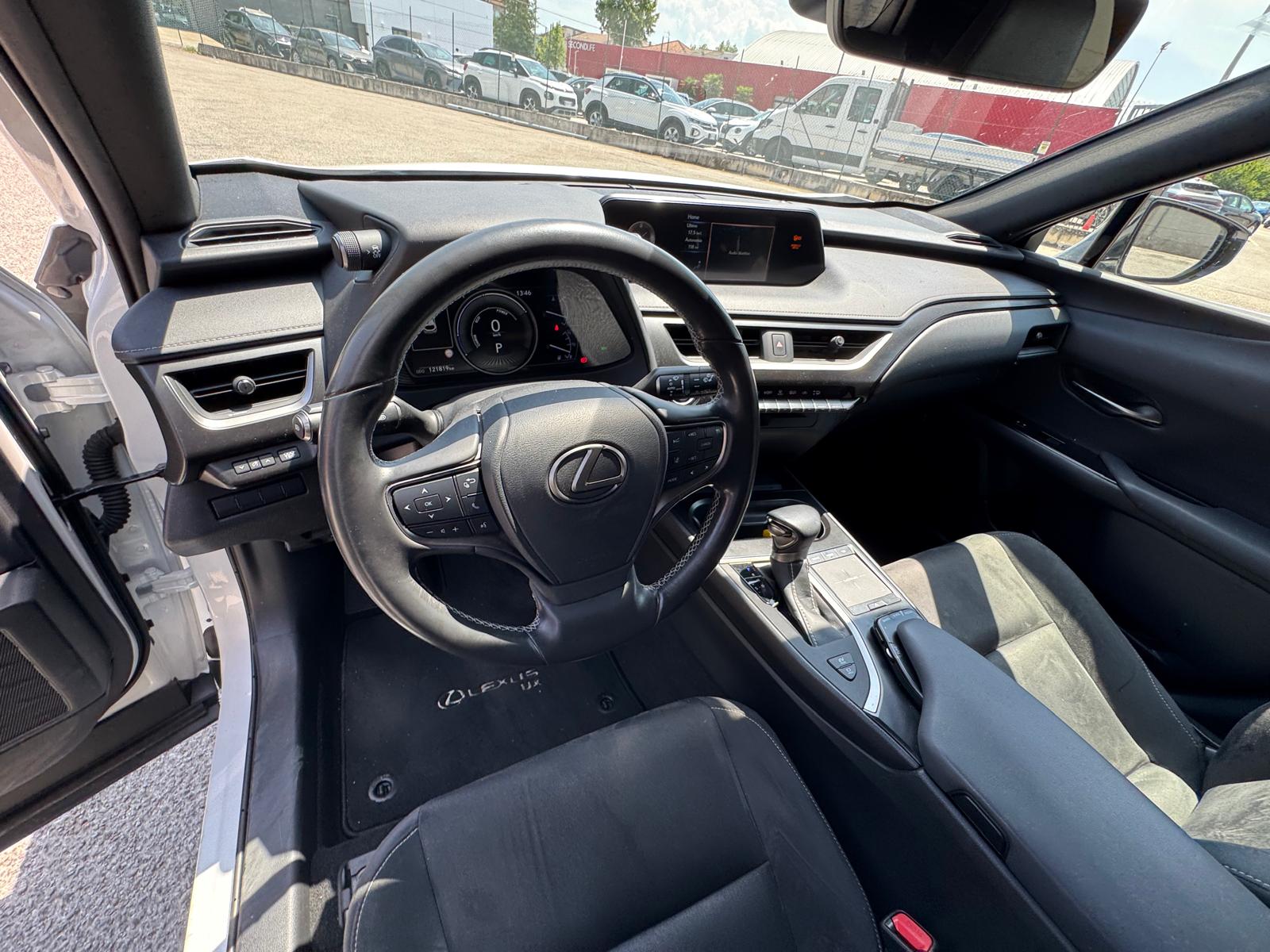 Naudoti Lexus UX 250h automobiliai