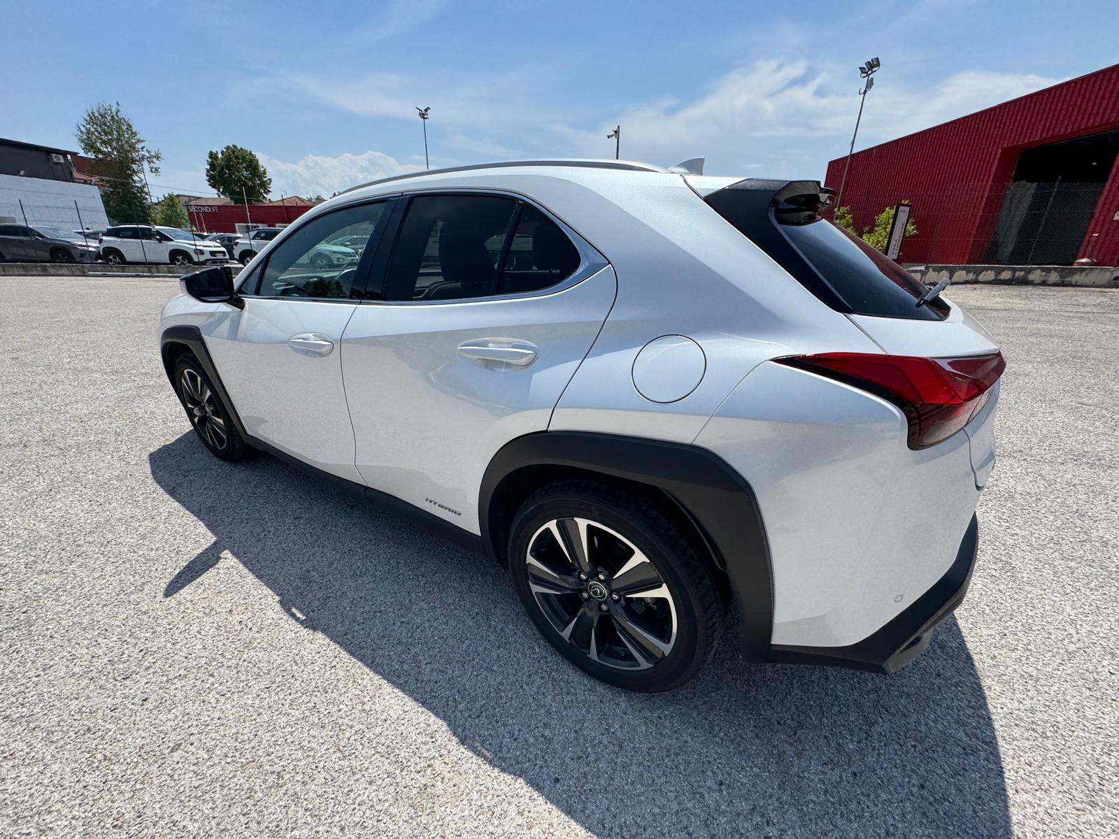 Naudoti Lexus UX 250h automobiliai