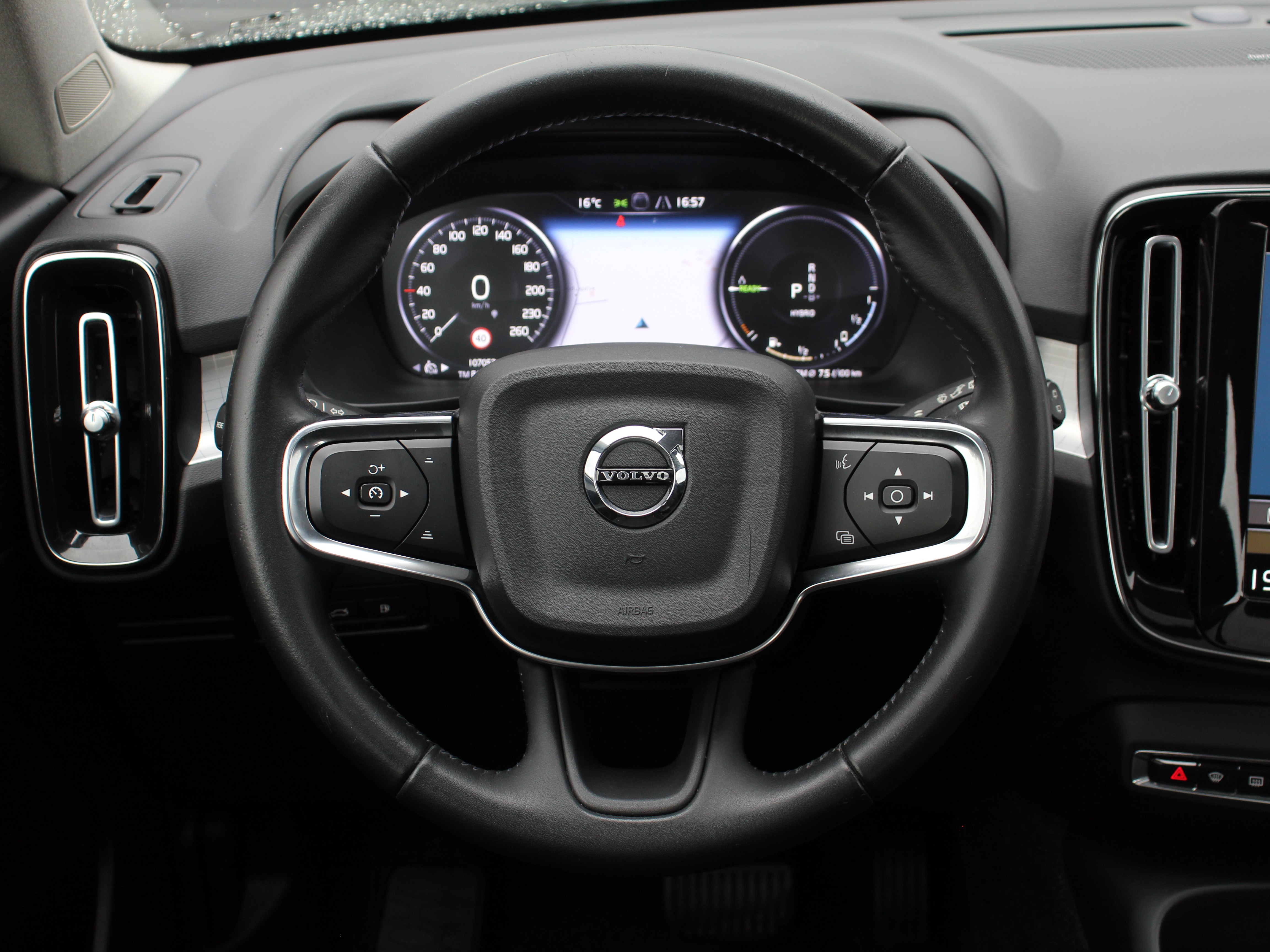 Naudoti Volvo XC40 automobiliai