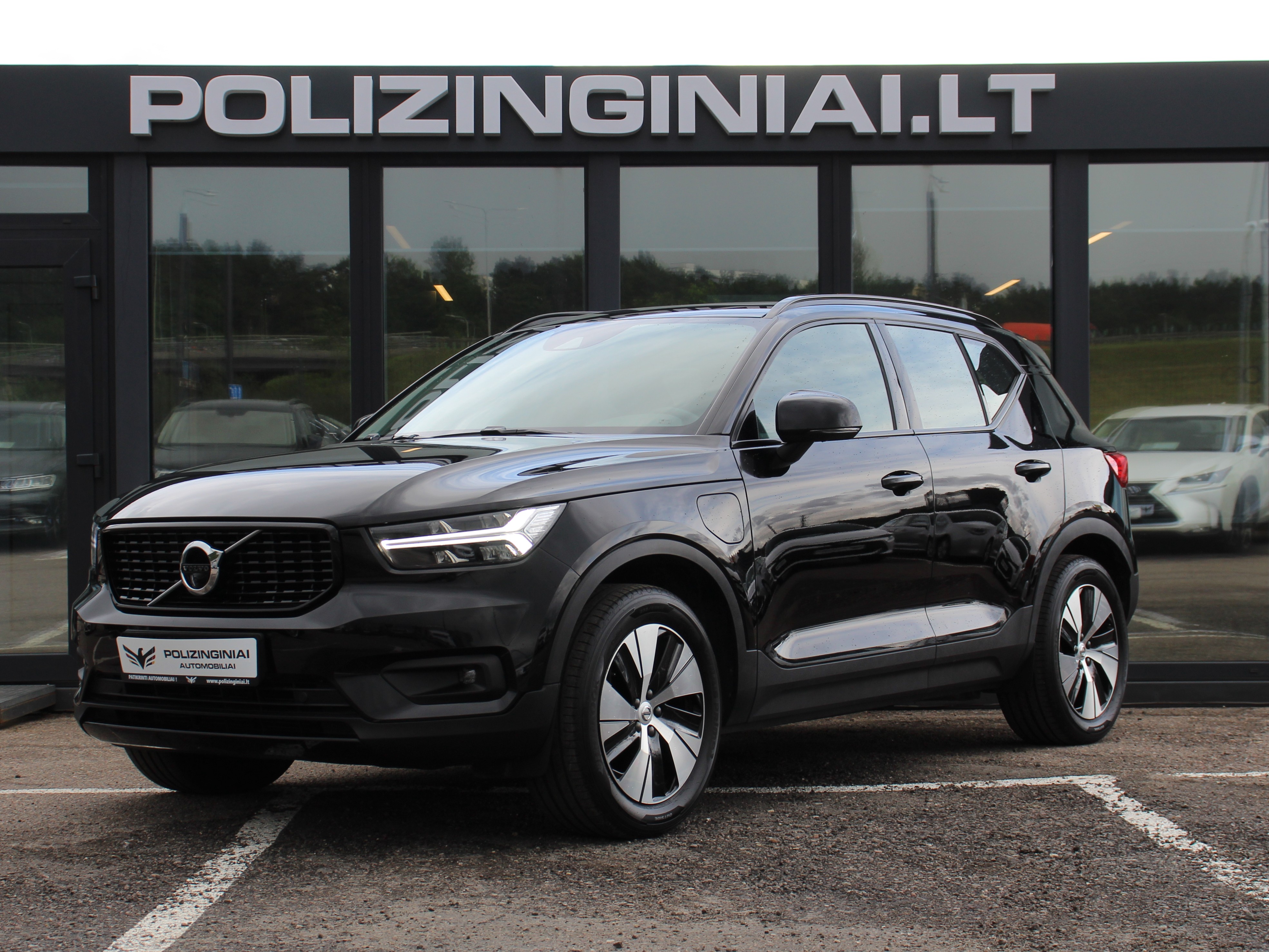 Naudoti Volvo XC40 automobiliai