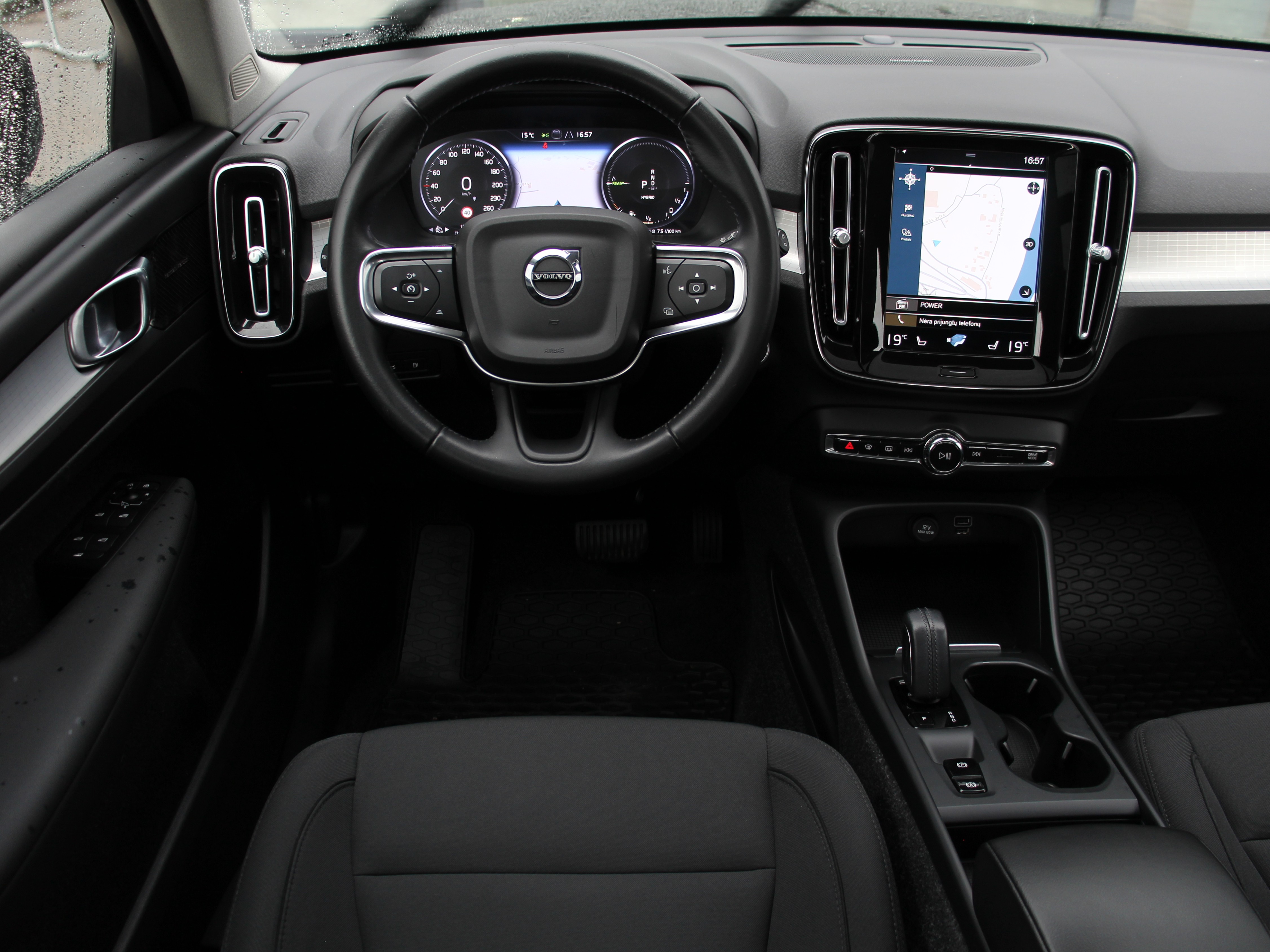 Naudoti Volvo XC40 automobiliai
